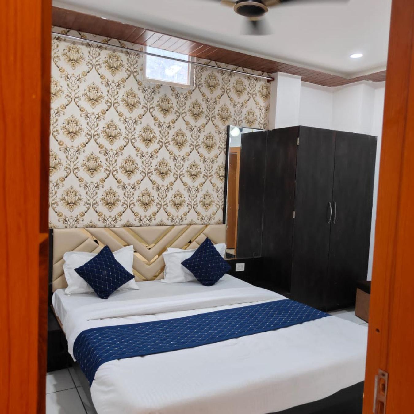 Rk Hotel & Restaurant Dewas Ngoại thất bức ảnh
